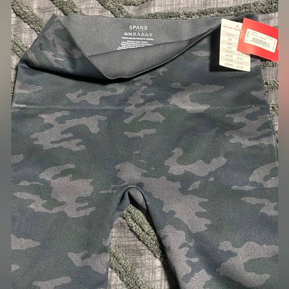Spanx Look at Me Now Camo Leggings NWOT SZ medium - Picture 2 of 2